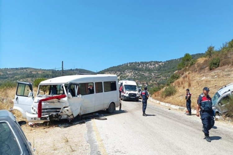 İşçi minibüsü hafif ticari araçla çarpıştı! Çok sayıda yaralı var...