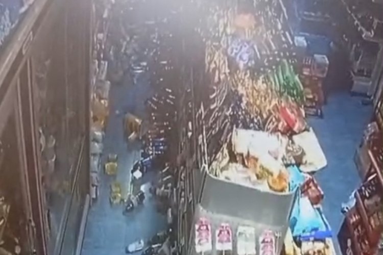 6.1'lik deprem marketin altını üstüne getirdi! O anlar kamerada...