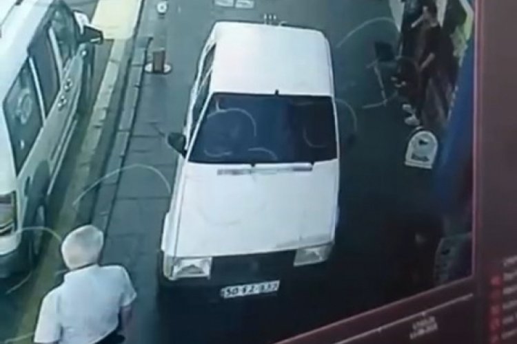 Yolu bıraktı, kaldırımdan gitti! Tuhaf görüntüler kameralara yansıdı...