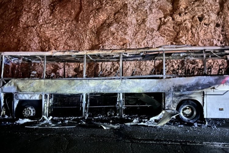 Alevlere teslim olan yolcu otobüsünde korku dolu anlar