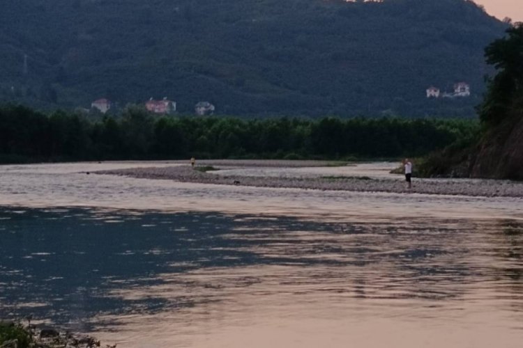 Su bir anda coştu: Amatör balıkçılar çayda mahsur kaldı