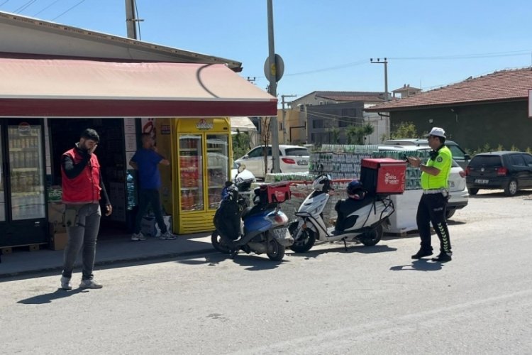 Motosikletli kurye, otomobille çarpıştı
