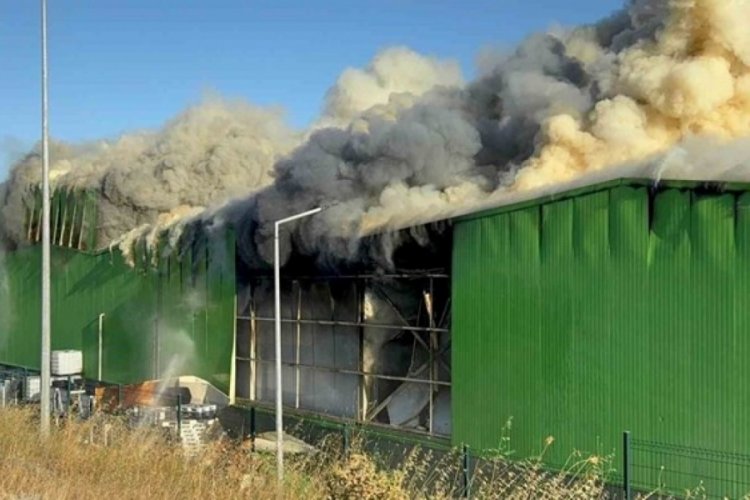 2 işçiye mezar oldu! İşte dev fabrikadaki yangının çıkış anı...