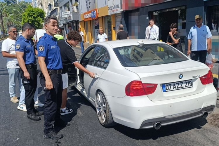 Kırmızı ışıkta bekleyen sürücünün önünü kesip saldırdılar