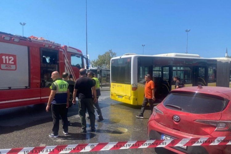 Kadıköy'de İETT otobüsünün motor kısmında yangın çıktı