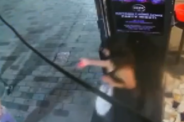 Kıskançlık krizine giren kadın dehşet saçtı!