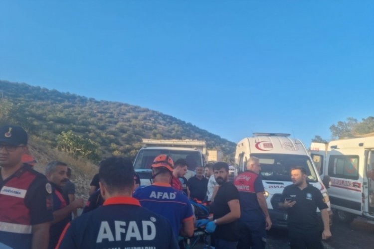 Tarım işçilerini taşıyan minibüs devrildi! Çok sayıda yaralı var...