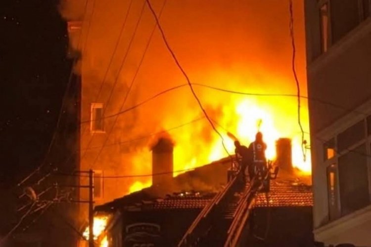 Balıkesir'de yangın: 2 ev küle döndü 