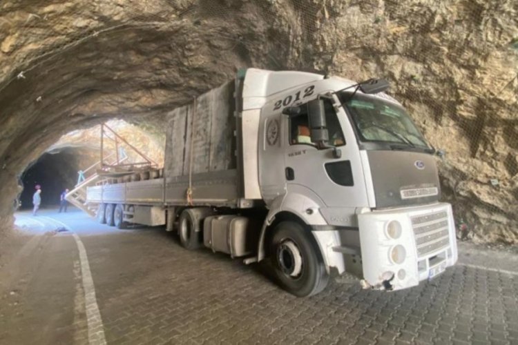 Tır tünele sıkıştı! Taş Yolu ulaşıma kapandı