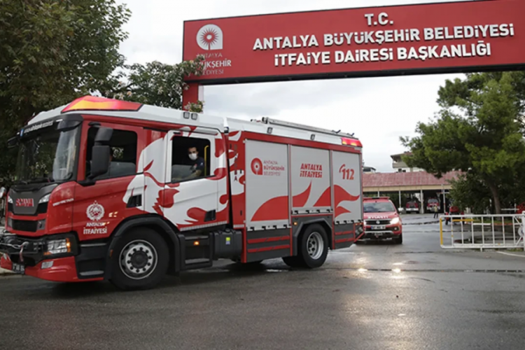 Antalya'da korku dolu anlar! Alevler ormana sıçradı