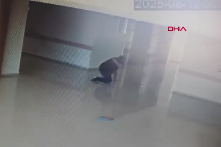 Hastaya müdahaleye giderken düştü: O anlar kamerada