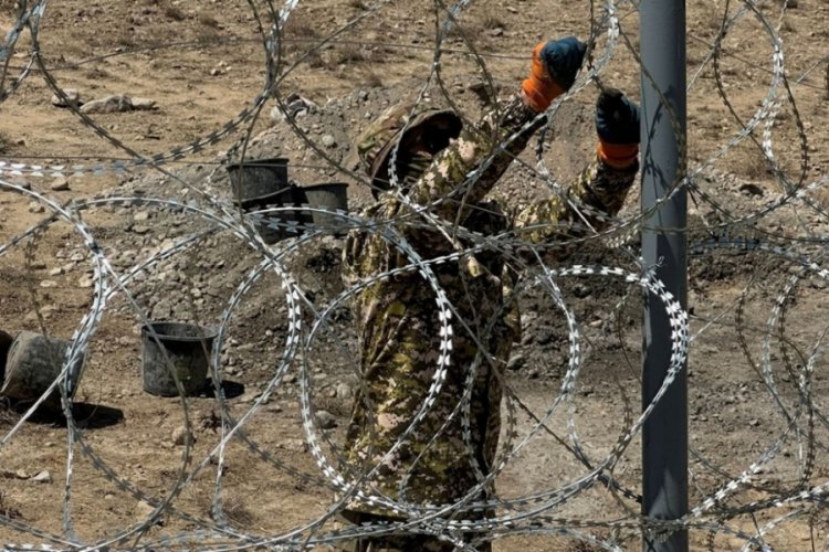 Kırgızistan, Tacikistan sınırına tel örgü çekme çalışmalarına başladı