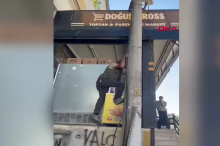 Elektrik akımına kapılıp, direkten düştü: Olay kamerada