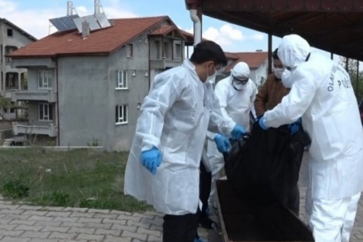 Kötü koku ihbarına giden ekipler yaşlı adamı ölü buldu