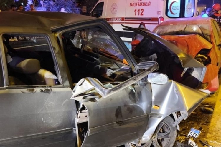 Araçlar kafa kafaya çarpıştı! 1'i ağır 8 kişi yaralı
