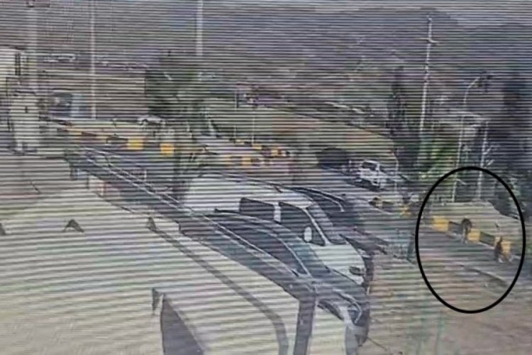 Motosikletin çarptığı yaya metrelerce havaya uçtu
