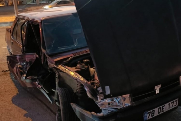 Karabük'te kamyonet ile otomobil çarpıştı: 2 yaralı
