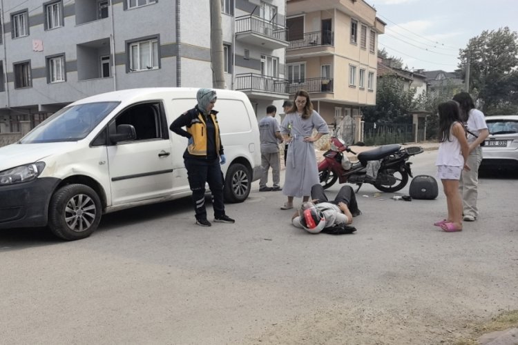Bursa'da hafif ticari araçla çarpışan motosikletin sürücüsü yaralandı