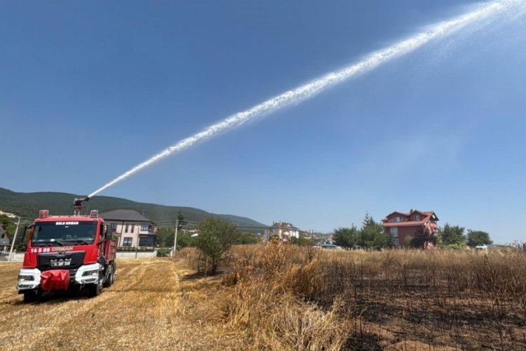 Otluk alandaki yangın evlere sıçramadan söndürüldü