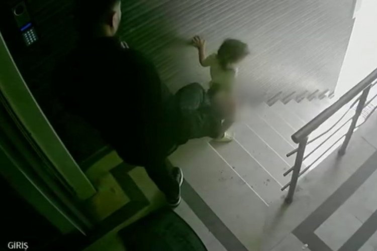 3 yaşındaki kızını tekmeleyip merdivenlerden yuvarlayan cani tahliye edildi