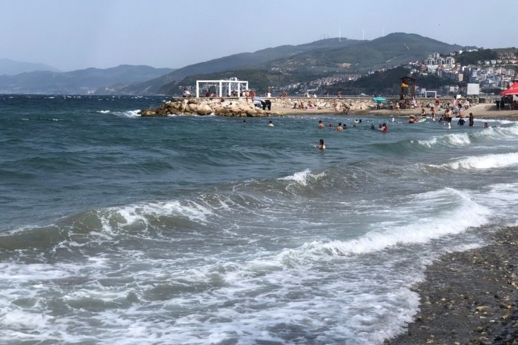 Bursa'da tehlikeli anlar: Yoğun dalgalar tatilcileri zorladı