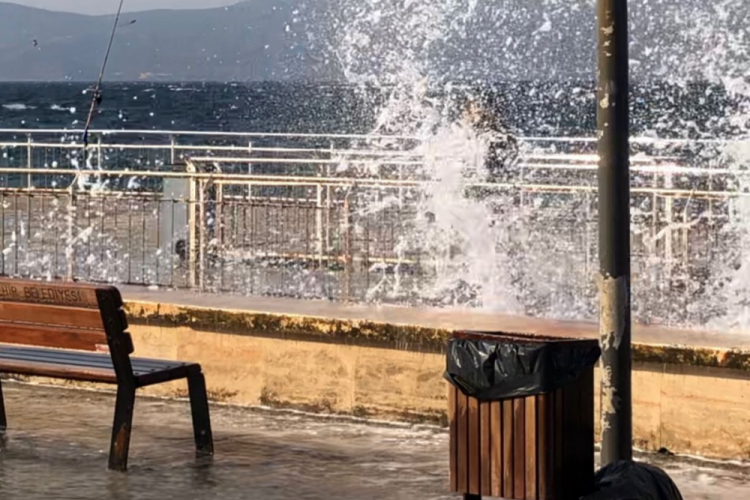 Mudanya kordonunda dalga engeli! Yürümek bile zorlaştı... 