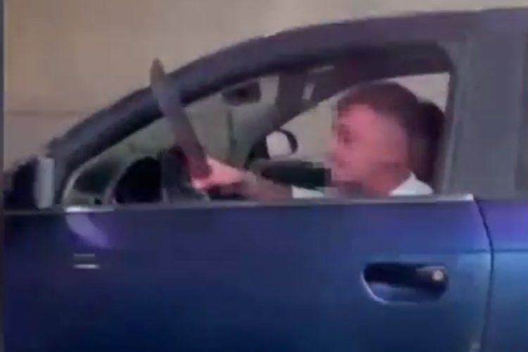 Trafik magandaları sınır tanımıyor! Tartıştığı sürücüye kılıç salladı...