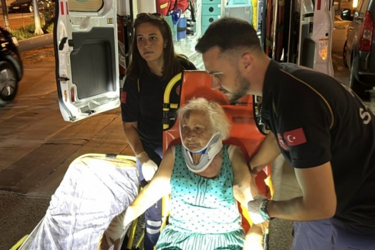 Yalnız yaşadığı evde düşüp yaralanan yaşlı kadını ekipler kurtardı