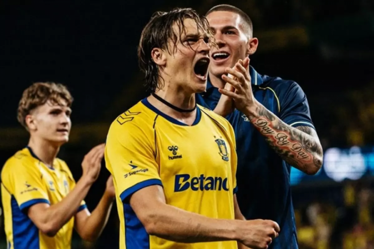 3-0 yenildikleri maçın rövanşında 18. dakikada 10 kişi kalan Brondby farklı kazanarak turladı 