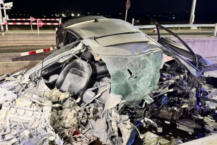Kocaeli' de feci kaza! Bariyere çarpan otomobil sürücüsü öldü
