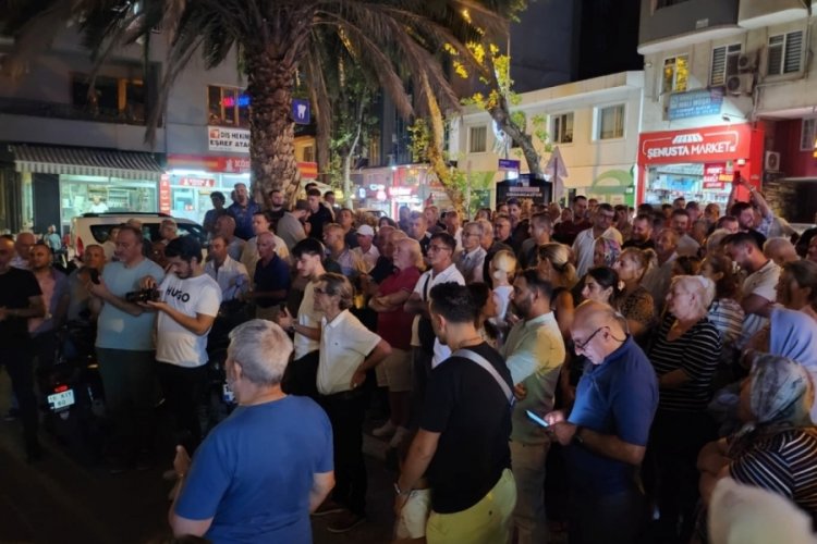 Ender Teke, parti binası önünde toplanan kalabalığa seslenerek CHP ilçe başkanlığına adaylığını açıkladı!&nbsp;