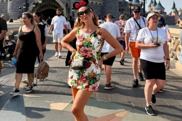  Şarkıcı Hadise, Disneyland'da! Çocuklar gibi eğlendiği kareleri yayınladı 