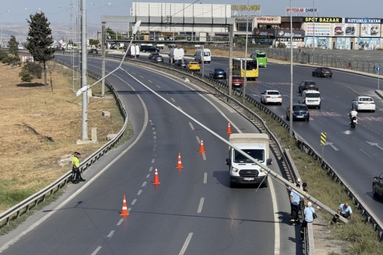 Rüzgardan aydınlatma direği yan yattı: Yol trafiğe kapatıldı