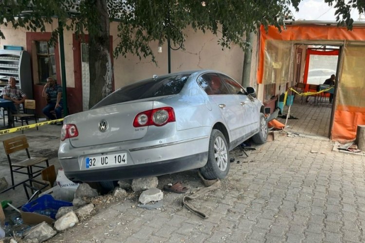 Otomobili ile kahvehaneye daldı! Feci şekilde can verdi...