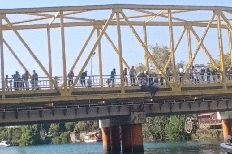 Atlamak için köprüye çıktı, zar zor ikna edildi