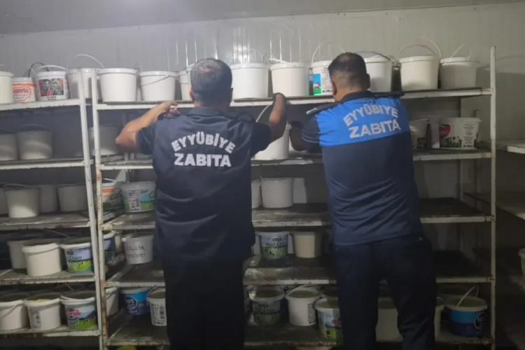 Zabıta'dan beklenmedik ziyaret! Çok sayıda bozuk ve tarihi geçmiş ürün ele geçirildi