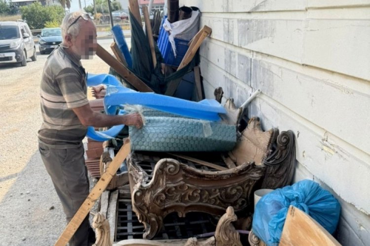 Evlerden tarihi eserleri çalıp mobilya mağazasına satışa koymuşlar 