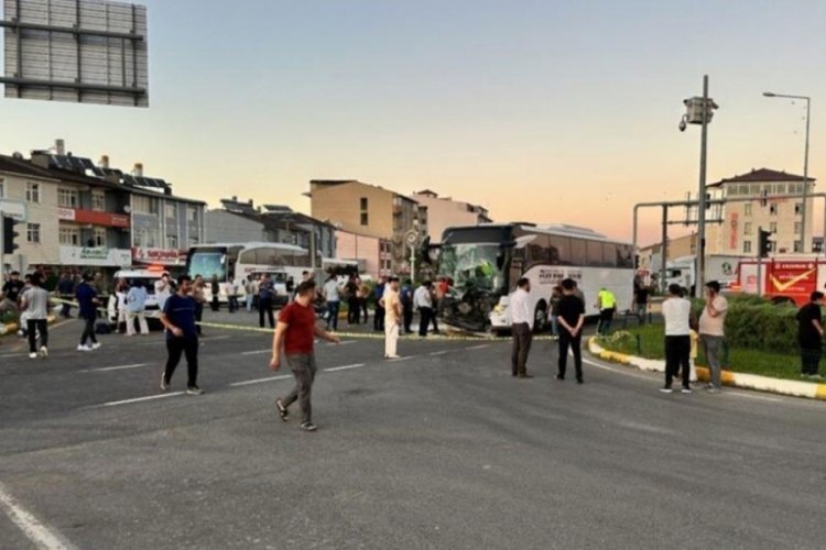 Yolcu otobüsü ile traktör çarpıştı: 8 yaralı 