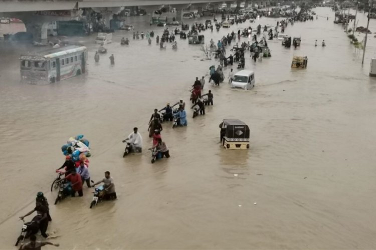 Pakistan'daki sel hayatı durma noktasına getirdi! Çok sayıda ölü ve kayıp var