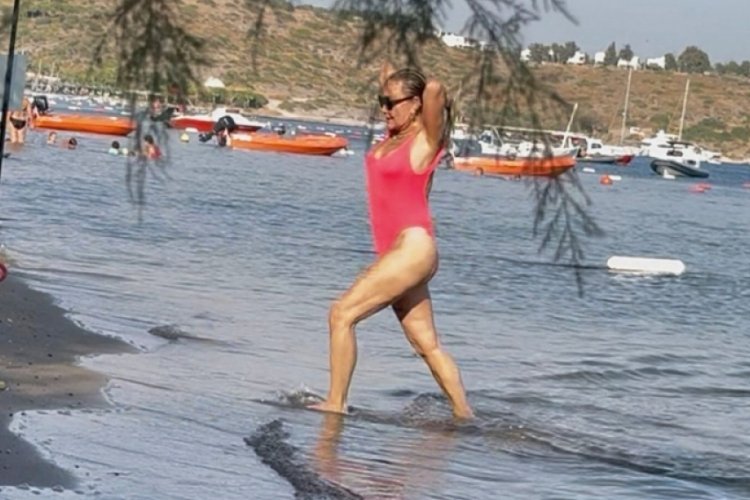  Yonca Evcimik'in deniz keyfi 