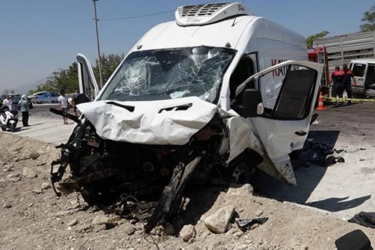 Minibüs ile hafif ticari araç çarpıştı; 2 ölü 4 yaralı