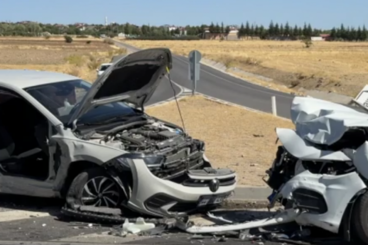 Elazığ'da can pazarı! İki otomobil çarpıştı: 8 yaralı...