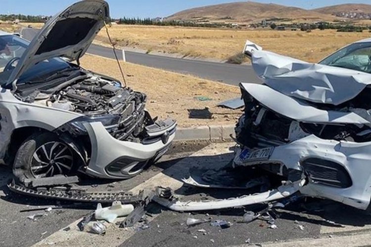 Elazığ'da otomobiller çarpıştı; 8 yaralı