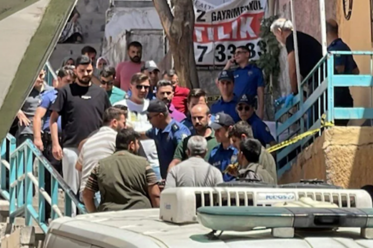 Eve girenler korkunç manzarayla karşılaştı! Vurulmuş halde...