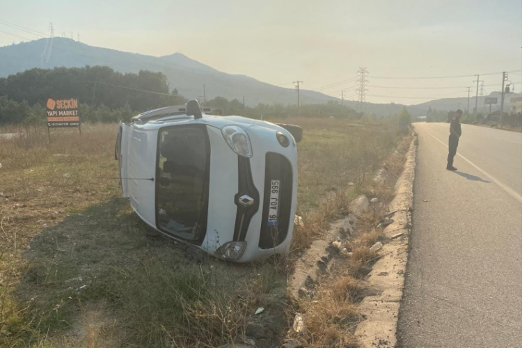Bursa'da feci kaza! Araç yol kenarına savruldu...