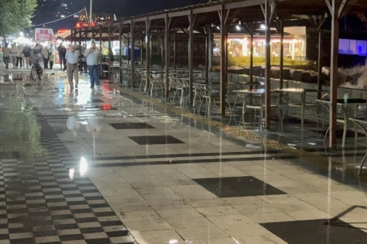 Fırtına nedeniyle deniz taştı, yürüyüş yolu su altında kaldı