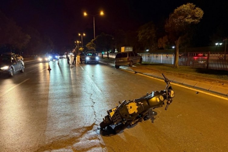 Motosikletle çarpışan otomobil refüje çıktı: 3 yaralı 