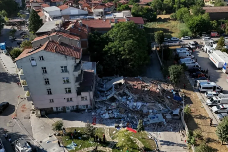 Depremle sarsılan Balıkesir'in yaraları sarılıyor!