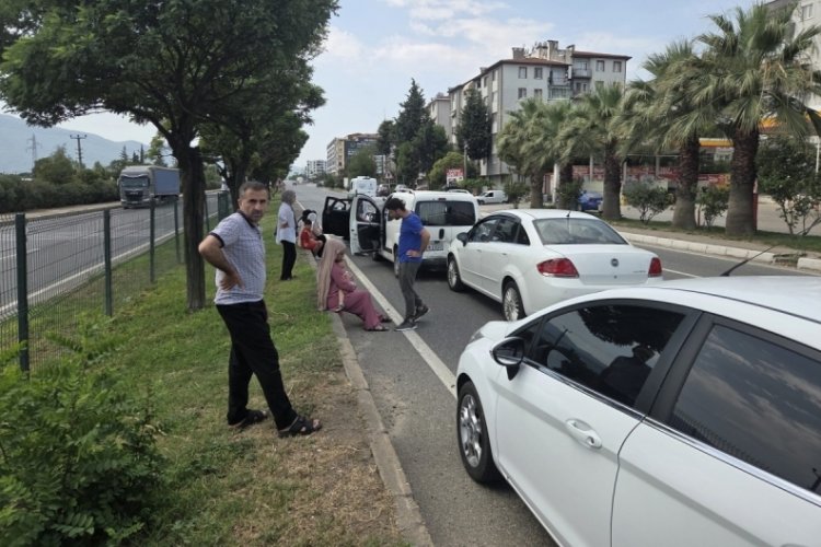 Bursa'da 3 otomobil birbirine girdi!
