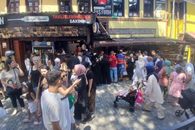 Bursalılardan yoğun ilgi! Tarihi Taş Fırın'da kuyruk sokaklara taştı...